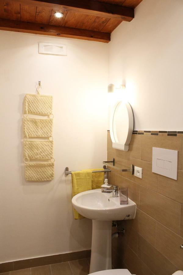 Il Giardino Di Laura Private Rooms มอนเดลโล ภายนอก รูปภาพ
